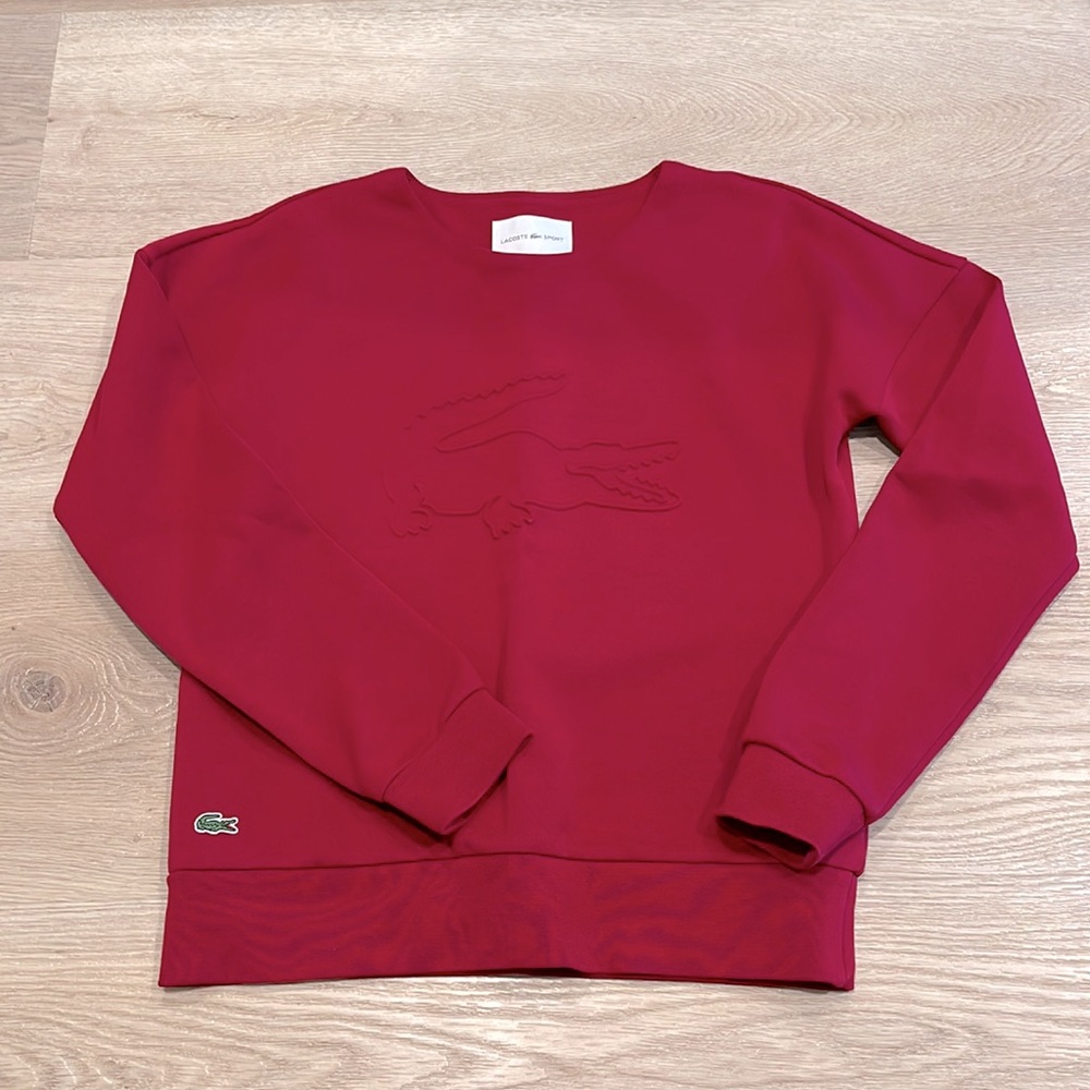 Lacoste logo sweater in size 34. In great condition.